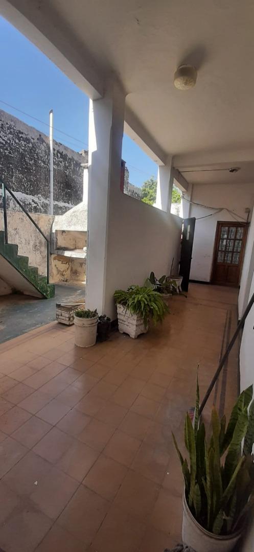 ALBERDI CASA CON GALPON Y DEPARTAMENTO