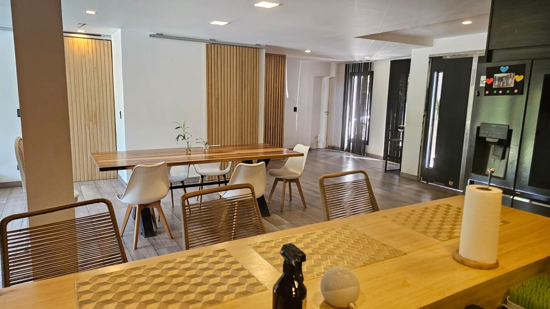 Casa en Venta con 3 cocheras