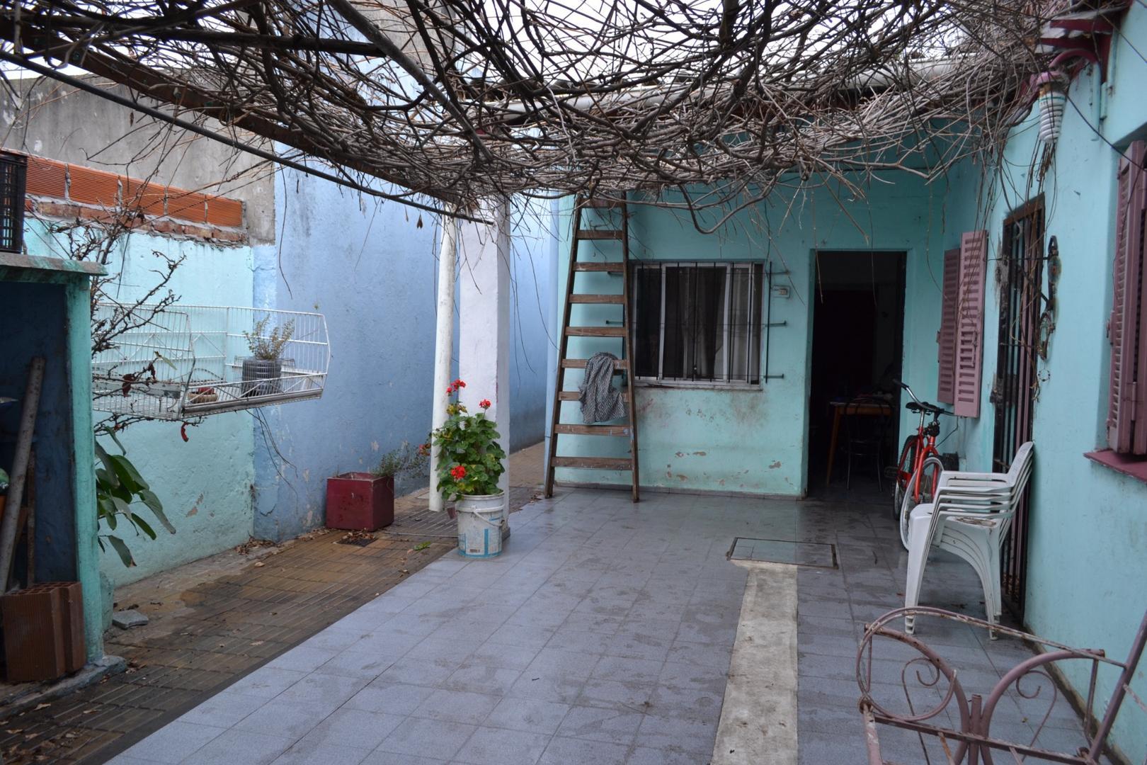 CASA EN LOTE DE 8,66 X 40,40 (350 M2)