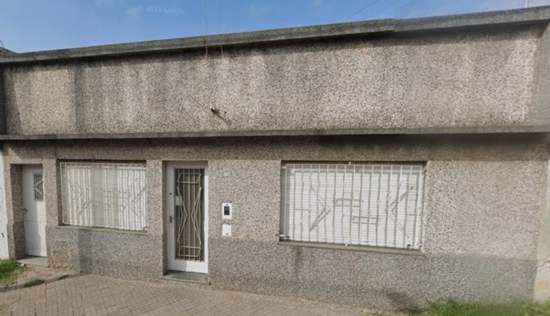 CASA AL FRENTE CON AMBIENTES AMPLIOS Y  GRAN PATIO, HUMBERTO PRIMO AL 1800