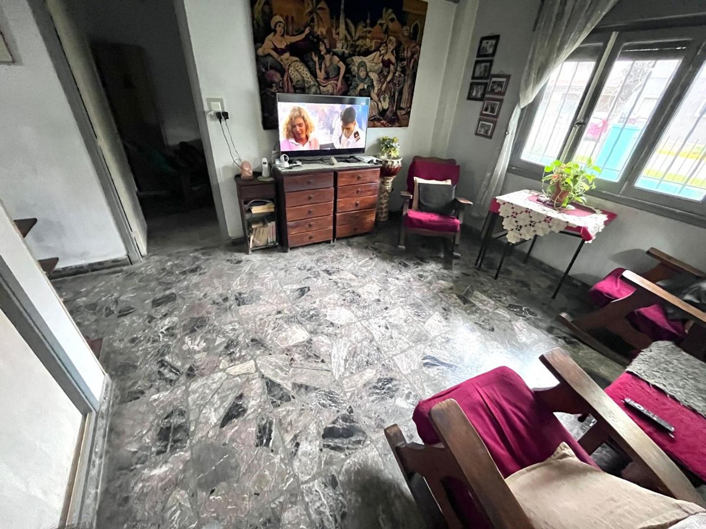 Casa 4 ambientes con 2 baños