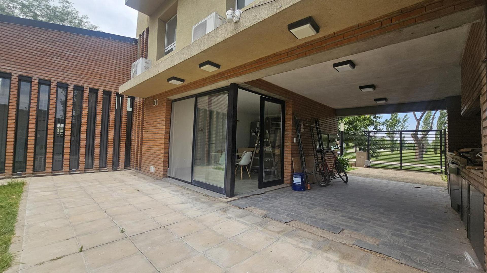 Casa 5 ambientes con 2 baños