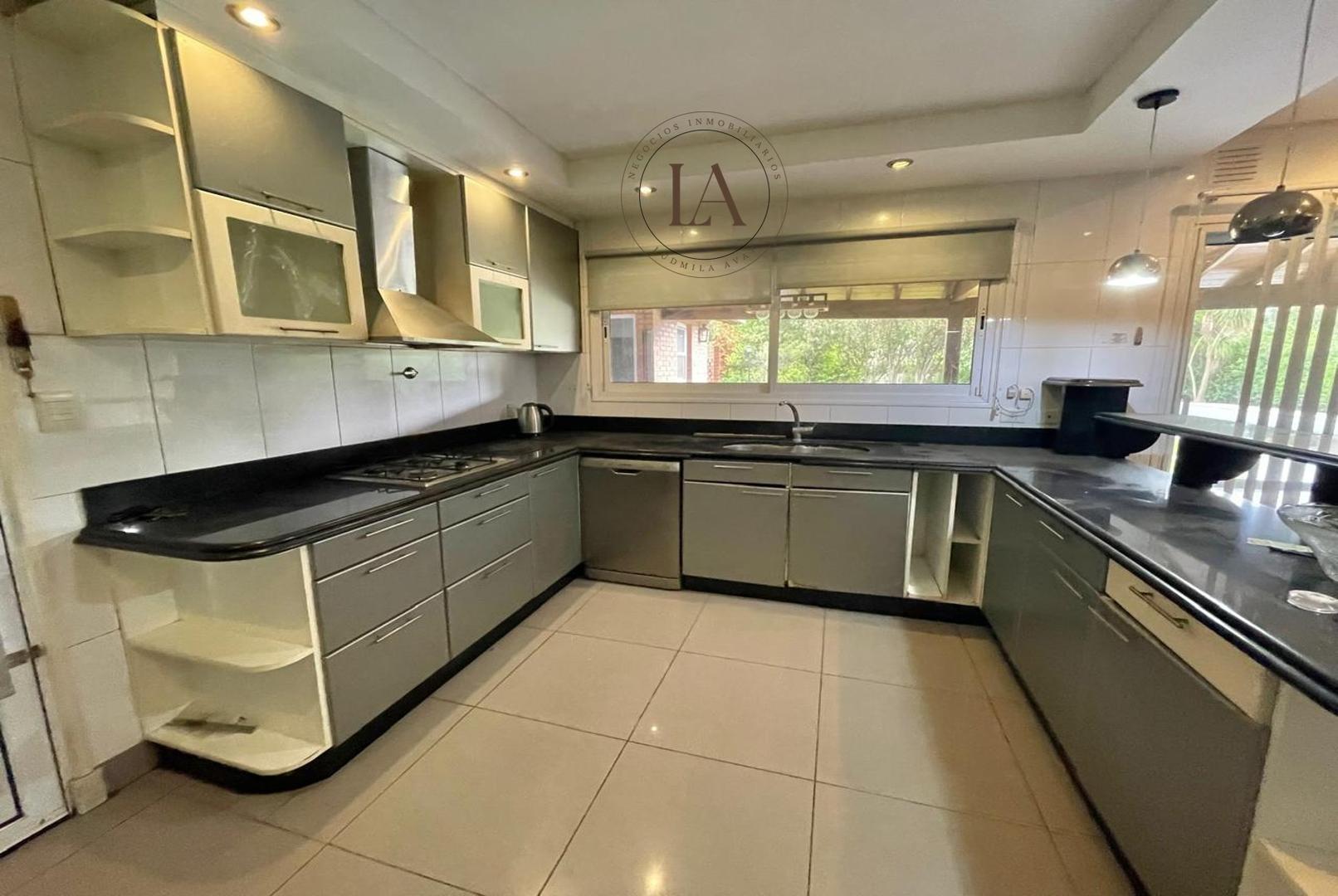 Casa en Venta con 7 cocheras
