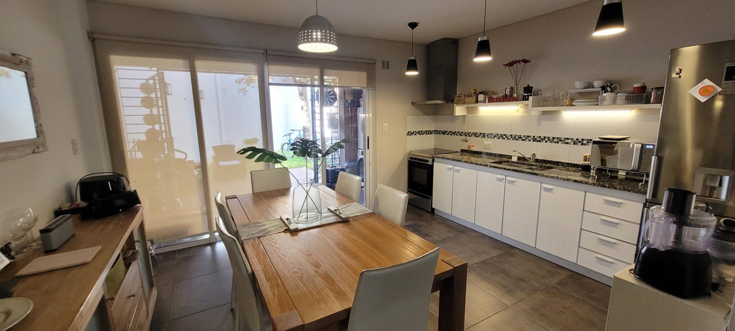 Casa 4 ambientes con 2 baños