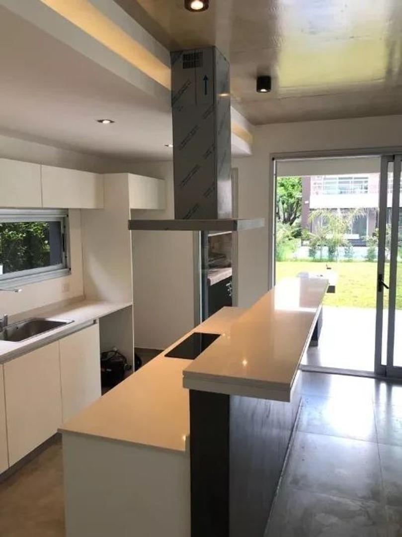 Casa 5 ambientes con 4 baños