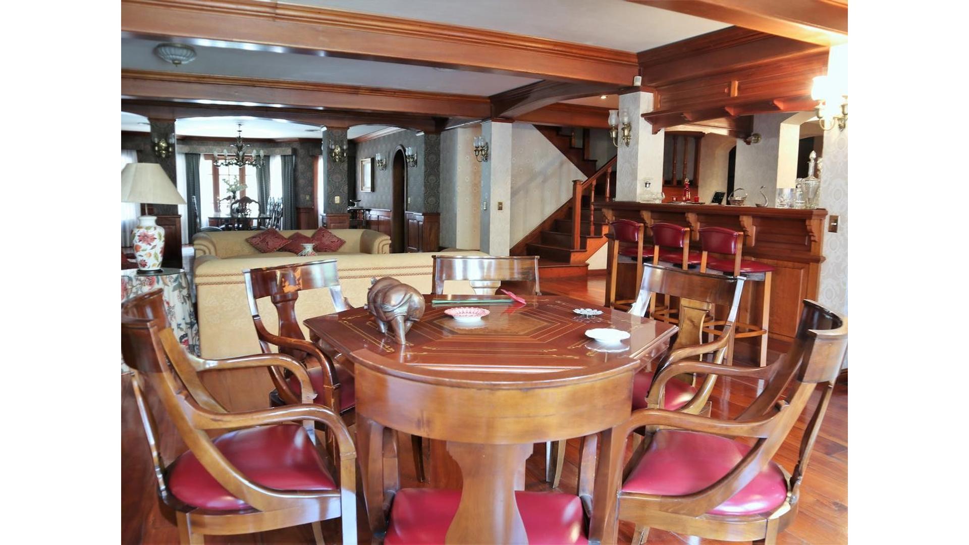 Casa en Alquiler con 6 cocheras