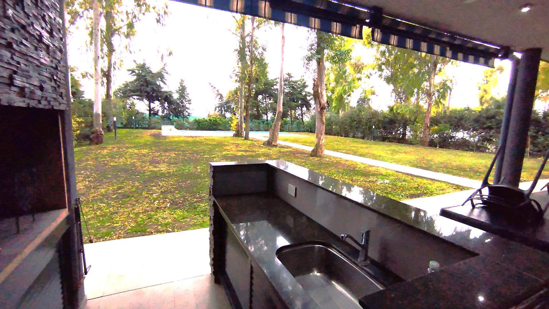 Casa en Venta con 3 cocheras