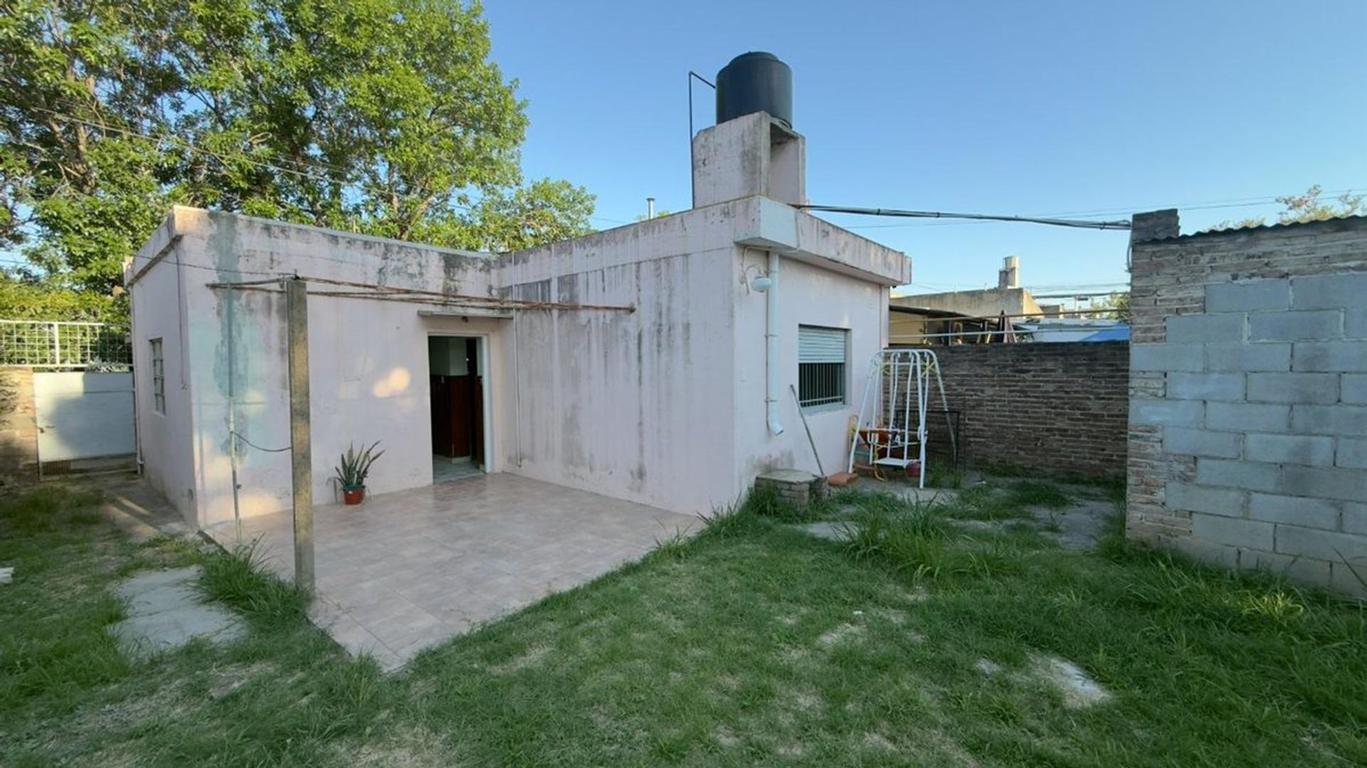 VENTA / AMPLIO PATIO / TODOS LOS SERVICIOS