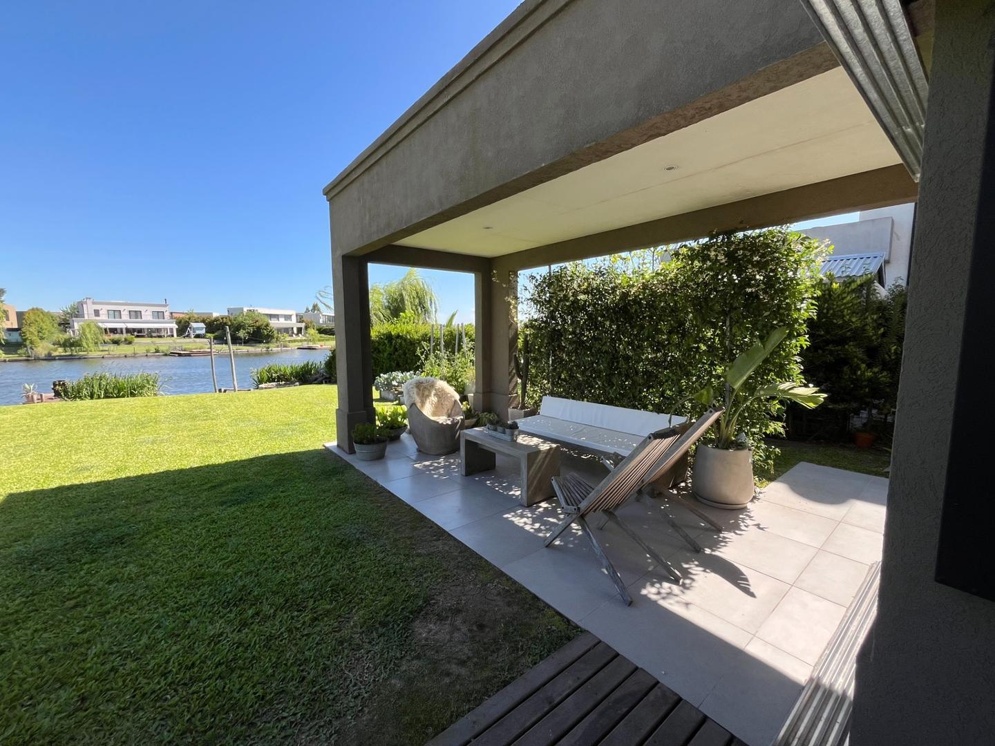 Casa en Venta con 4 cocheras