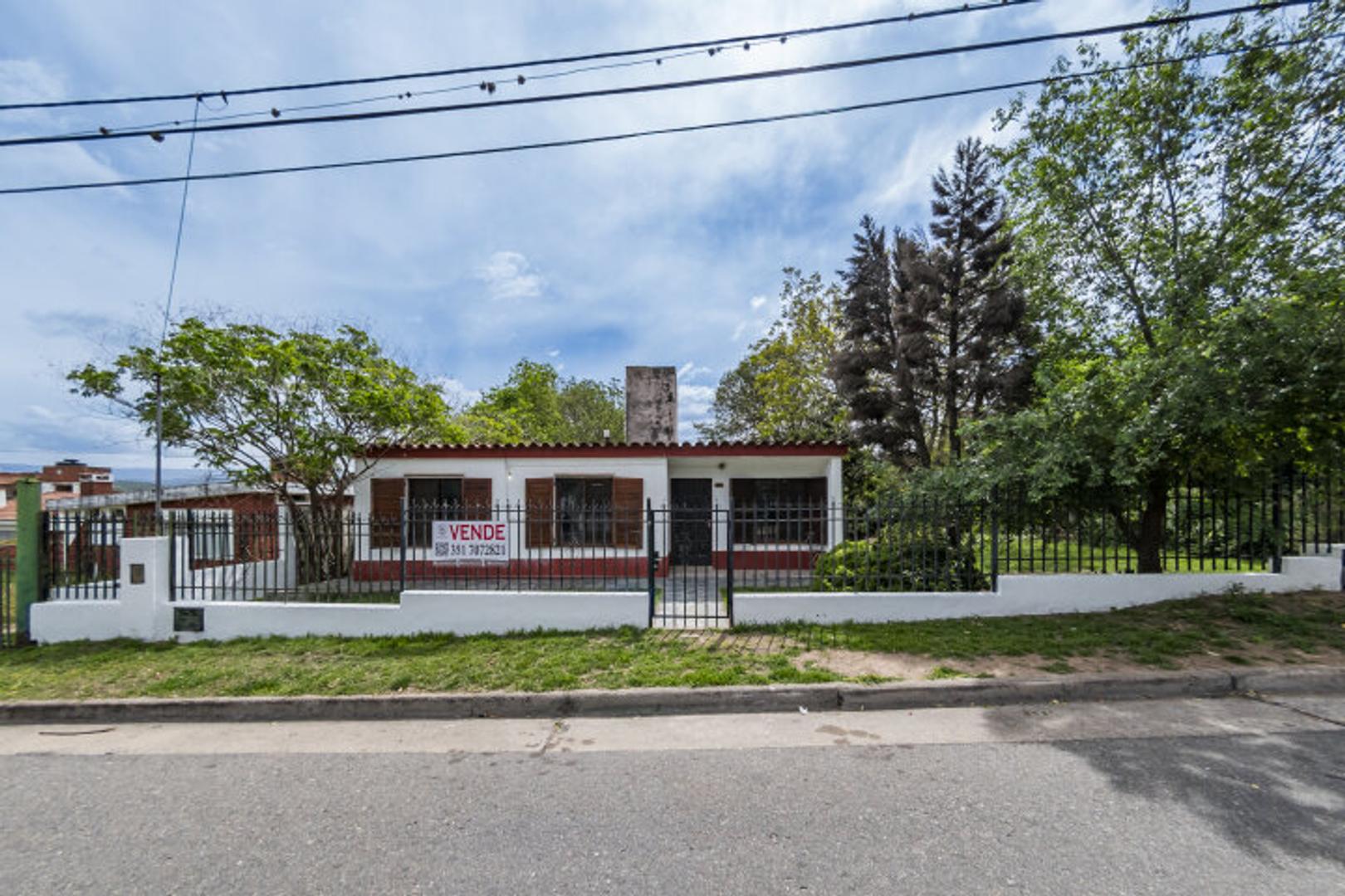 VENTA CASA en Villa Carlos Paz, 4 dormitorios, QUINCHO Y JARDÍN
