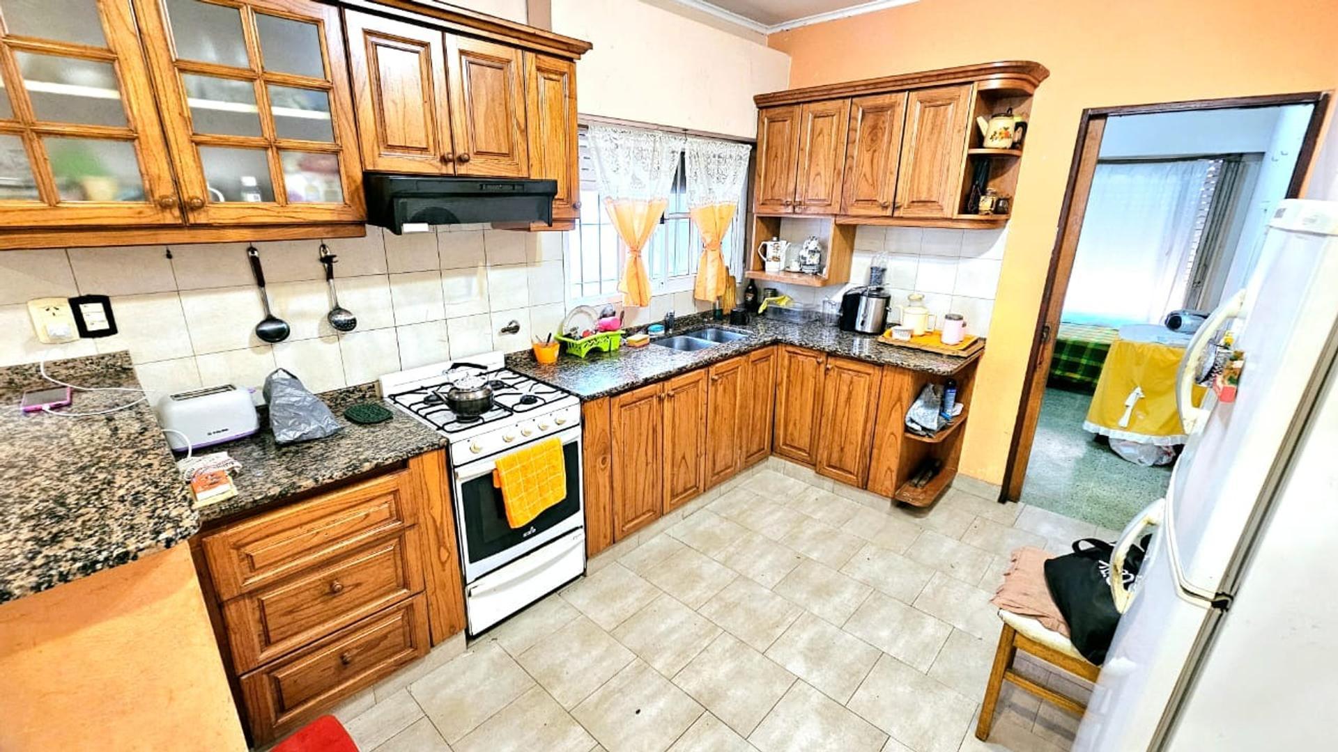 Casa 4 ambientes con 2 baños