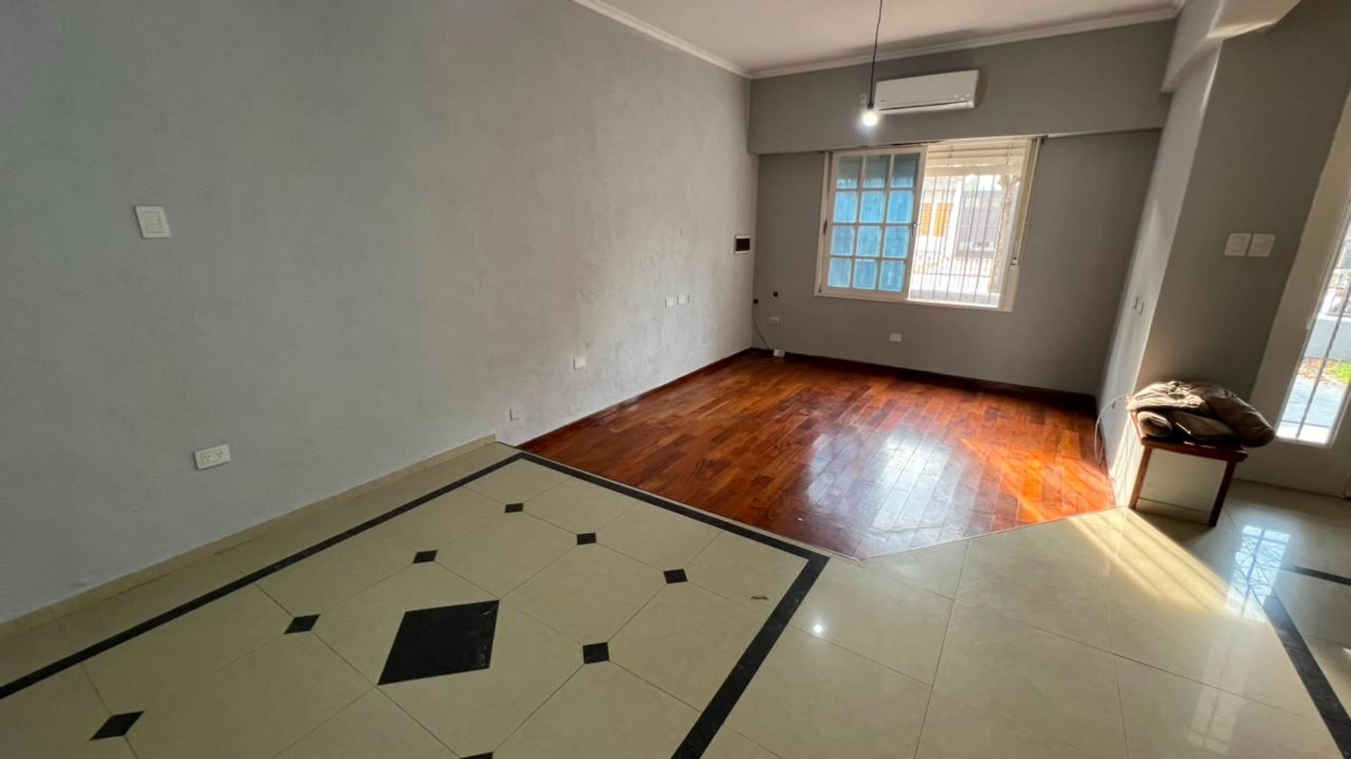 Casa en Alquiler con 3 cocheras