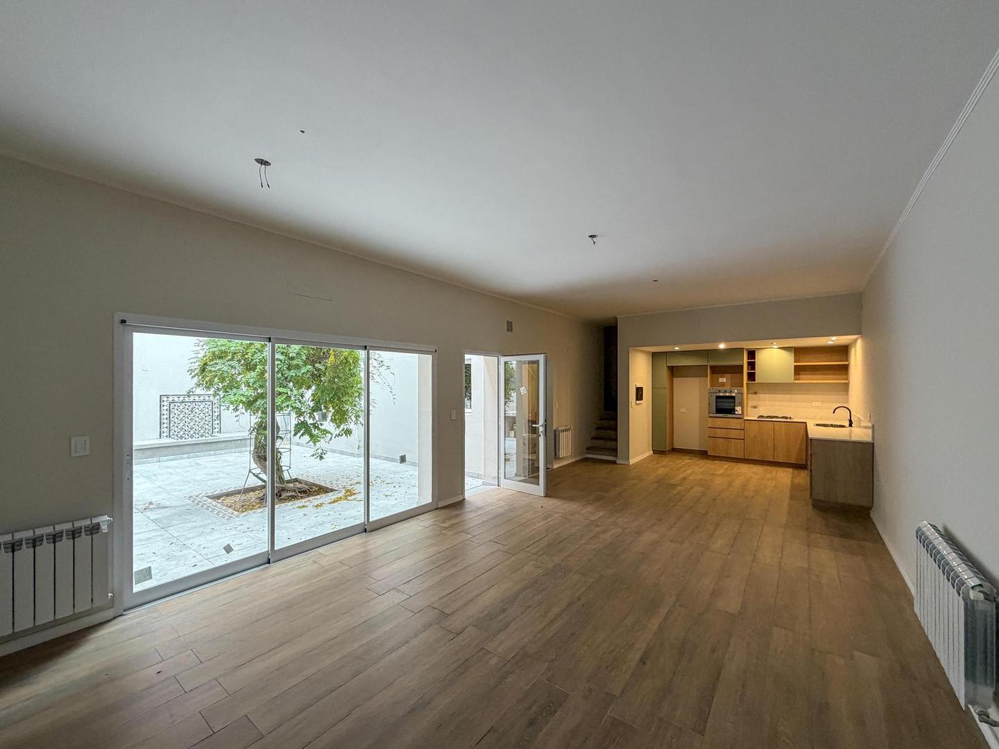 Casa de pasillo único con 3 dormitorios, patio y terraza a estrenar