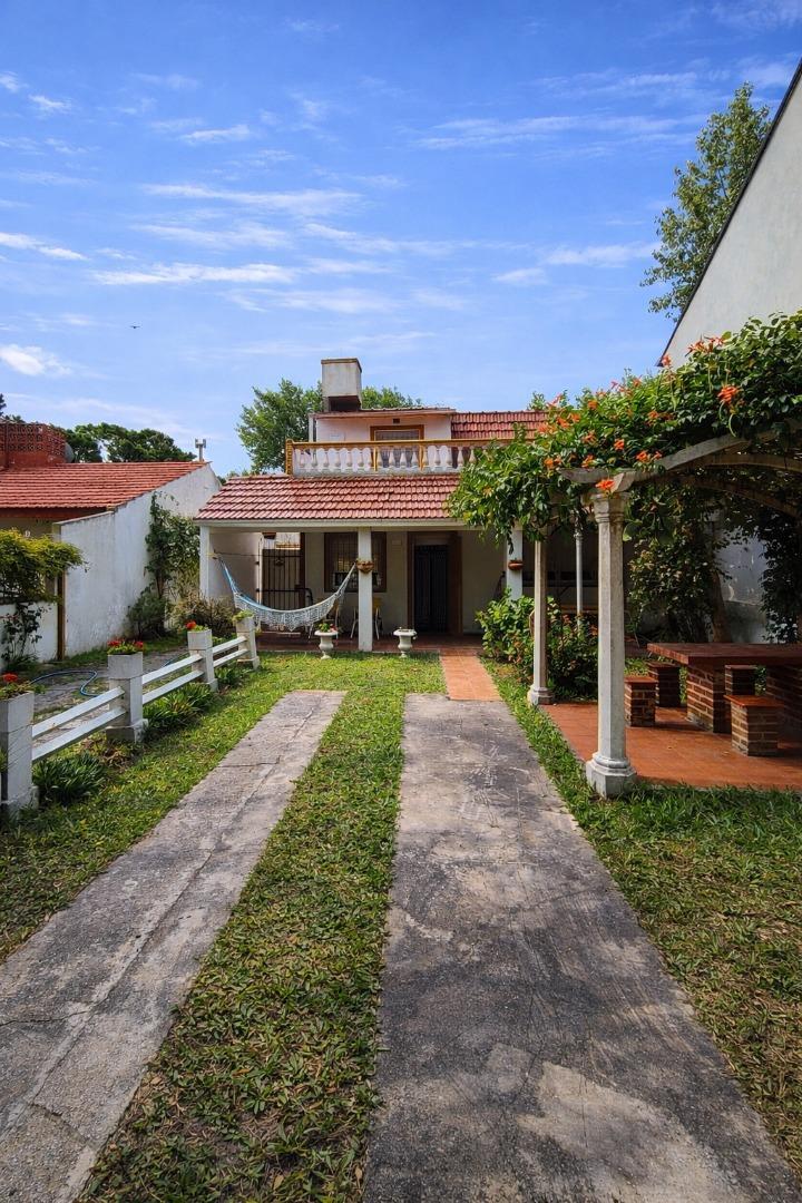 Casa 4 ambientes con 2 baños