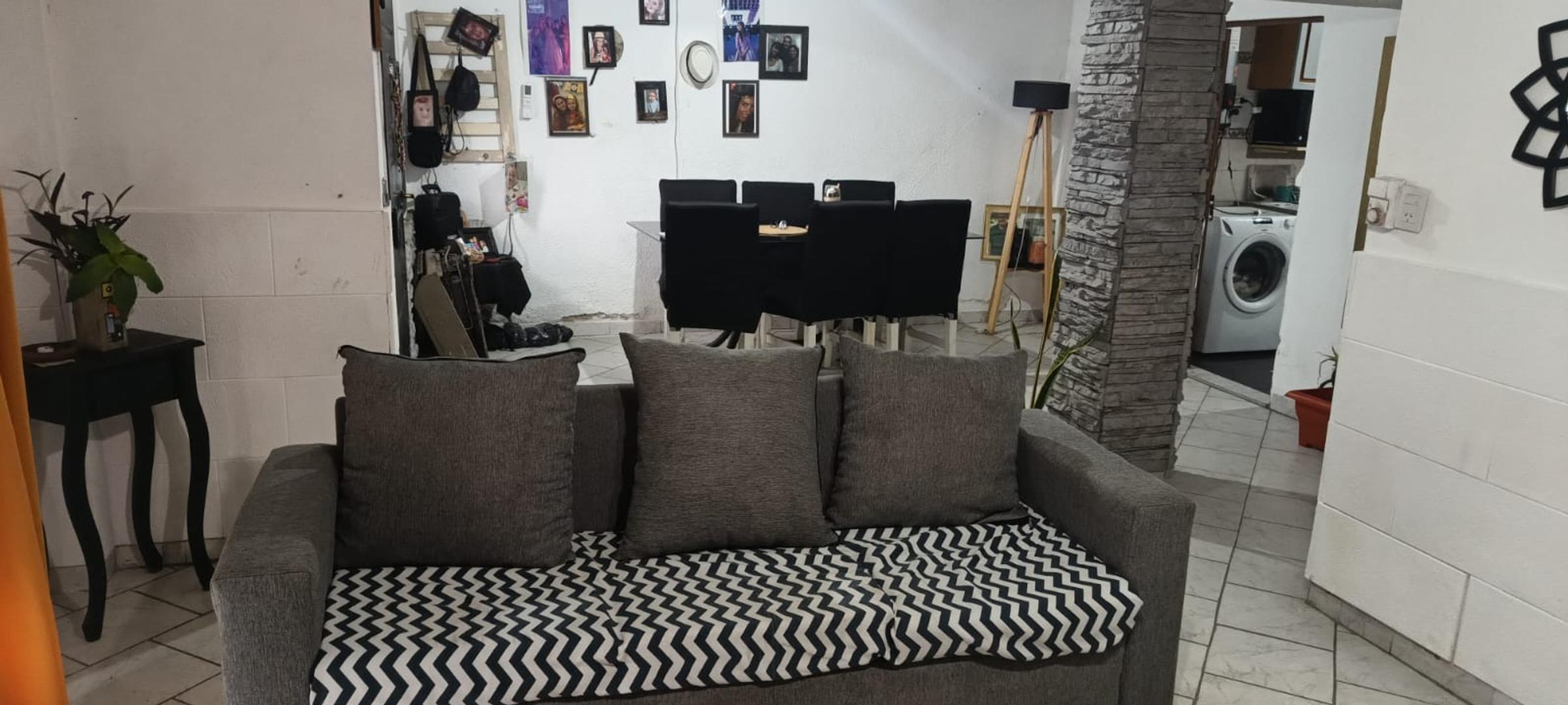Casa 2 ambientes con 2 baños