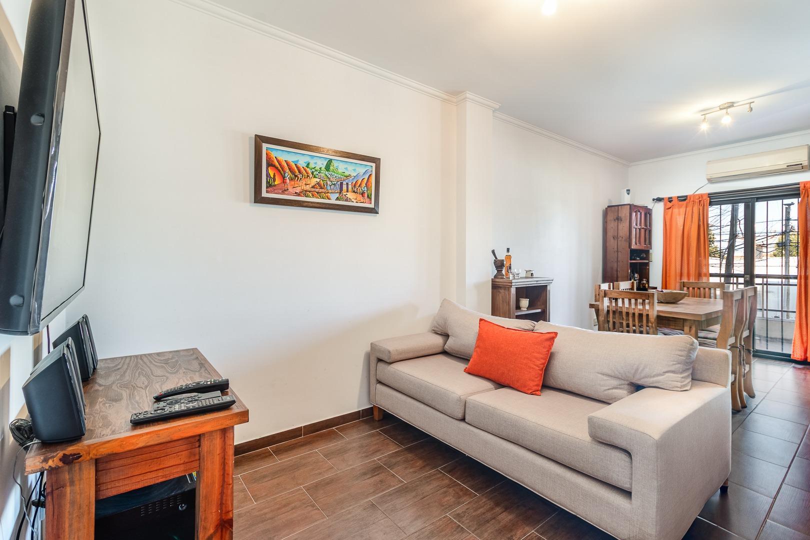 Raquel Español 100, Piso 1