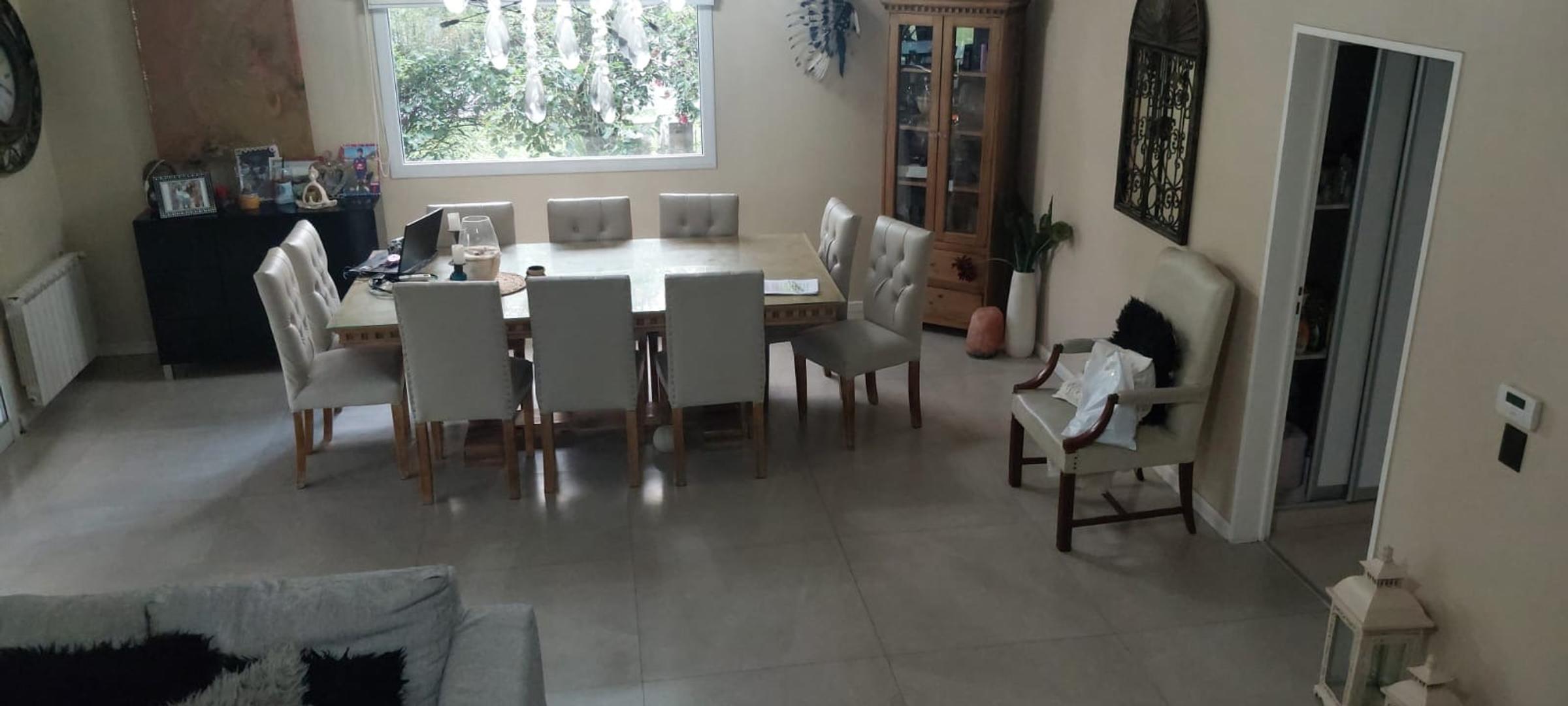 Casa 5 ambientes con 4 baños