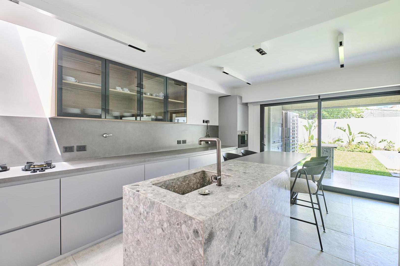 Casa en Venta con 4 cocheras