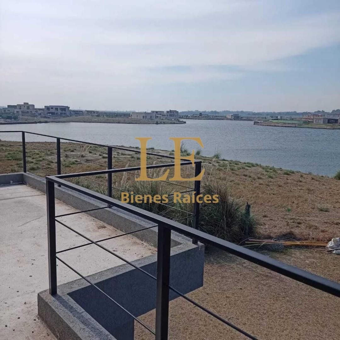 Casa 6 ambientes con 4 baños