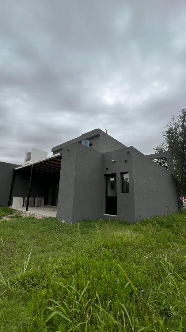 Casa en Venta con 4 cocheras