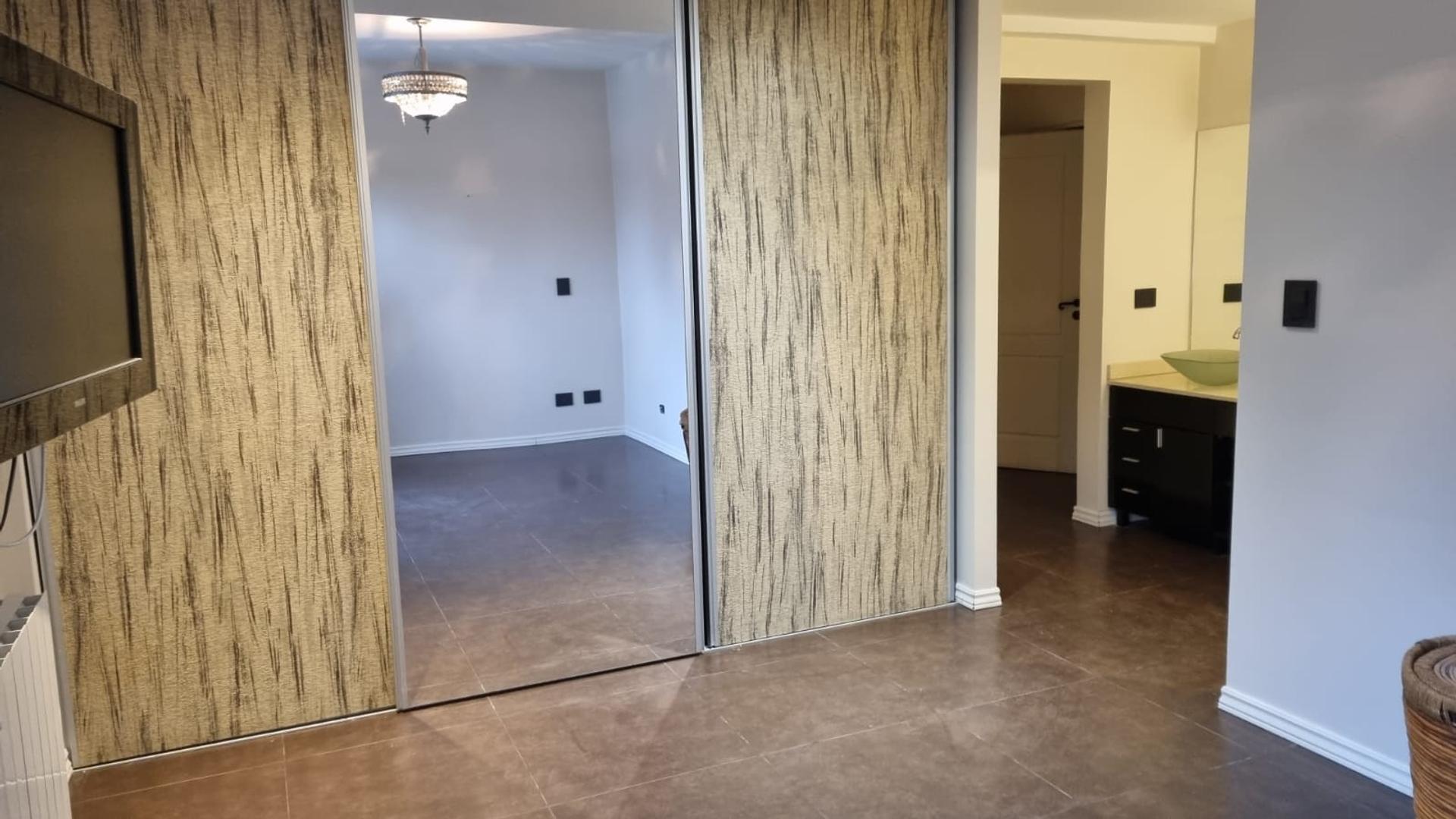 Casa en Alquiler con 2 cocheras