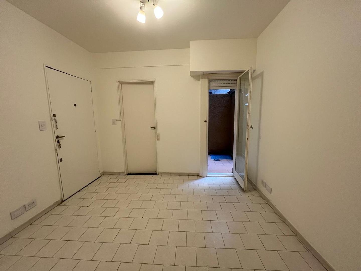 Dos ambientes con pequeño patio | Recoleta