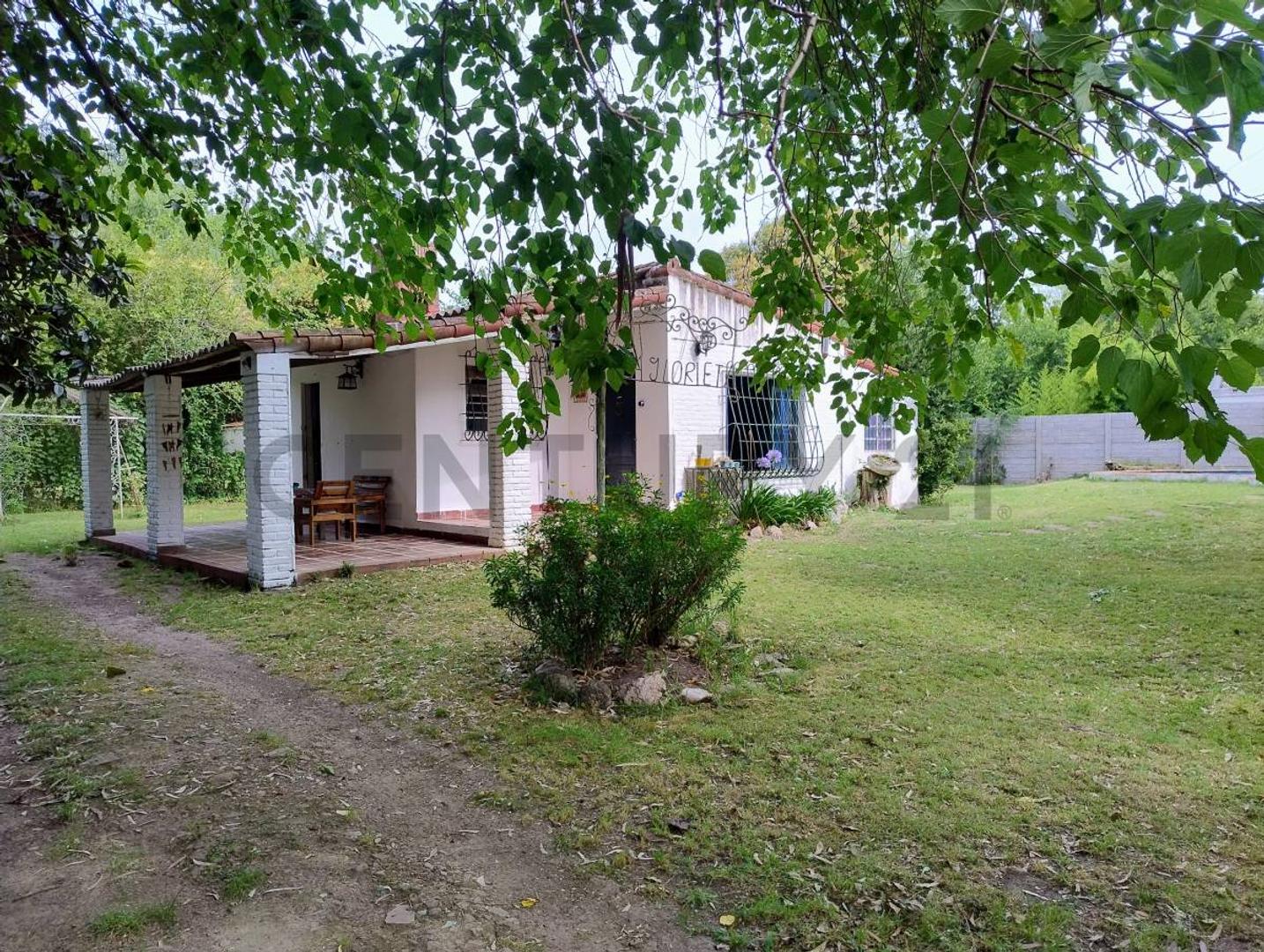 Encantadora casa-quinta de 4 ambientes con pileta y quincho. Amplio parque de 832.50 m2. Merlo, Mari