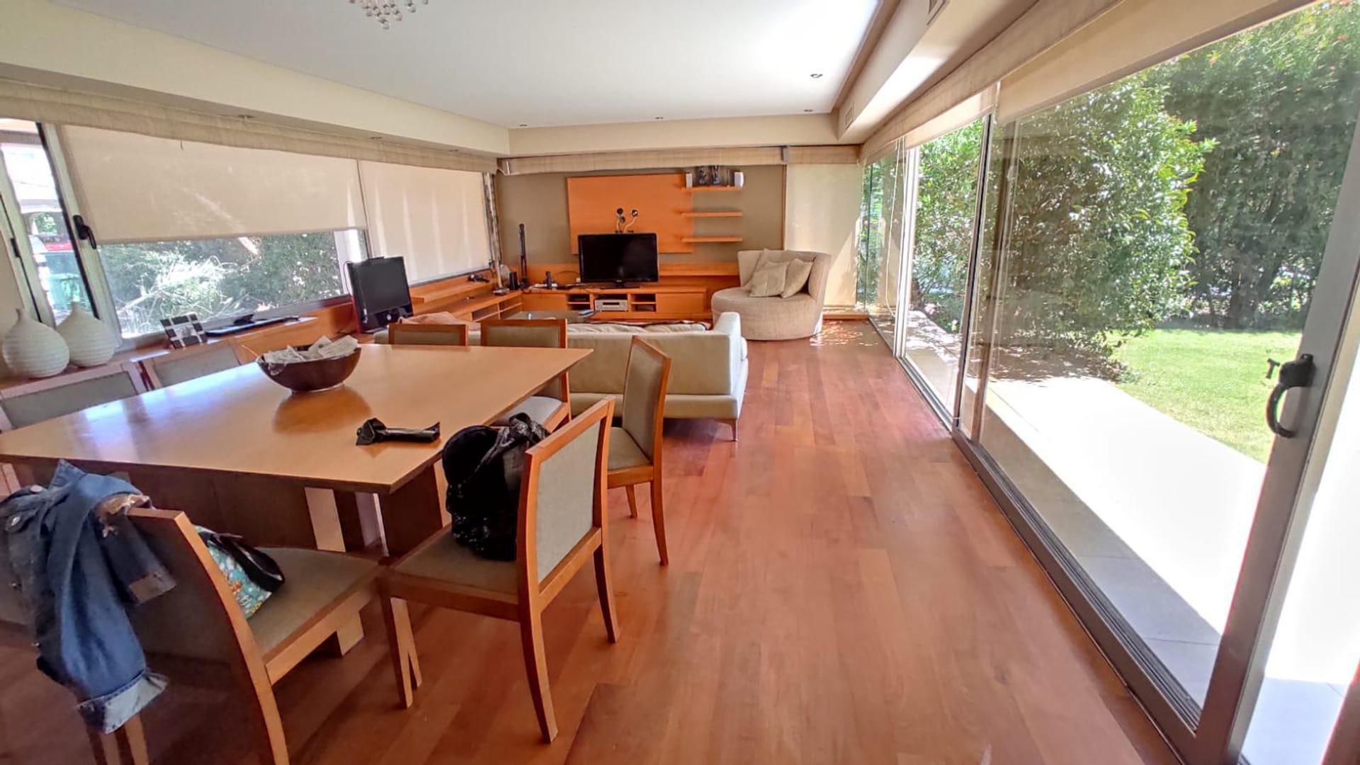 Casa 6 ambientes con 4 baños