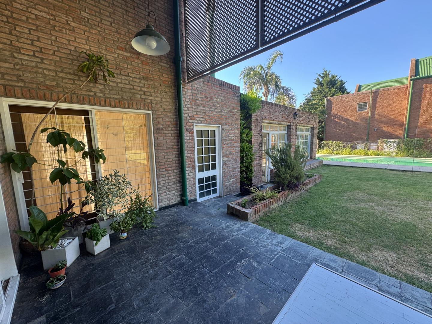 Casa en Alquiler con 2 cocheras