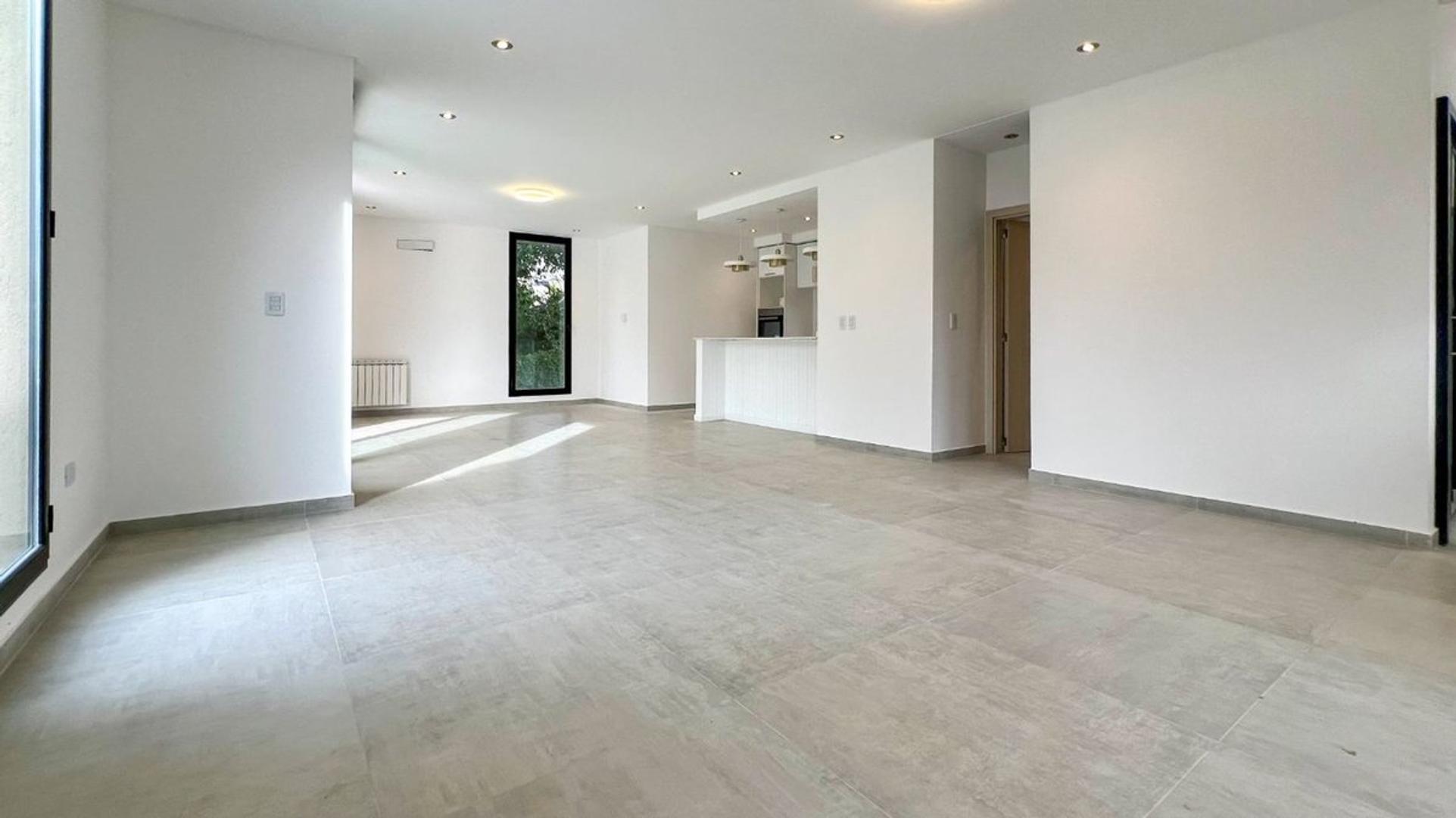 Casa 4 ambientes con 3 baños