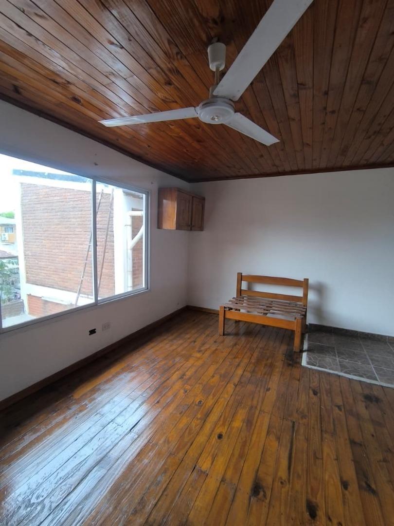 CÓMODO DÚPLEX DE 1 DORMITORIO CON PEQUEÑO PATIO Y PARRILLA