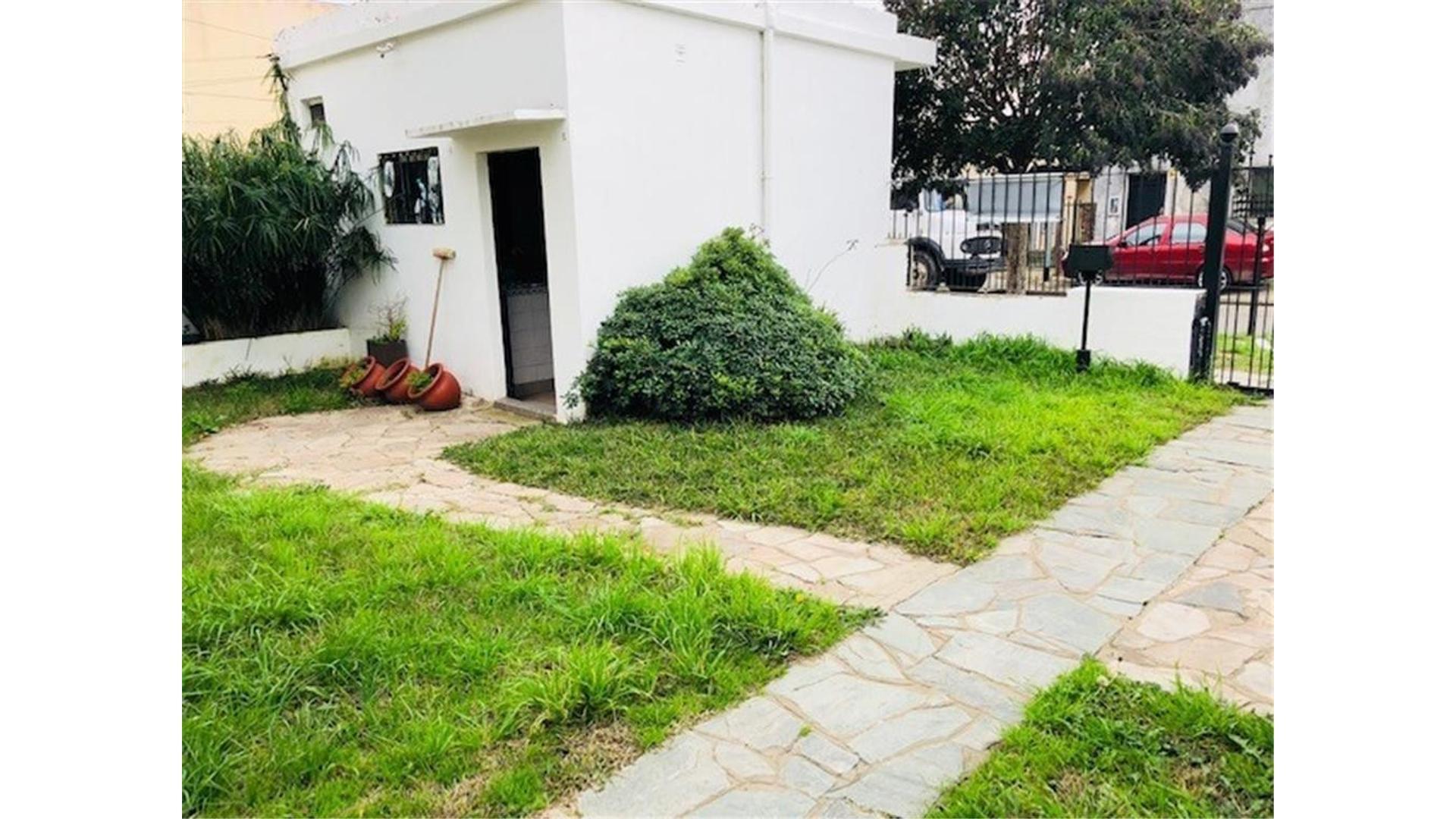 Casa 3 ambientes con 1 baño