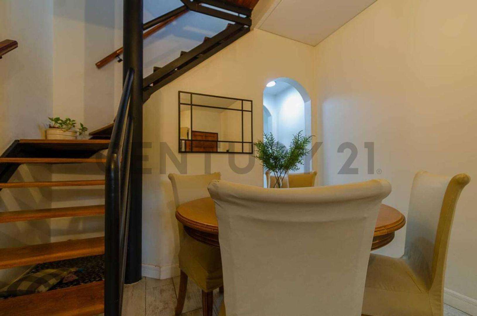 VENTA O PERMUTA - CASA TRIPLEX 4 AMBIENTES C/ COCHERA - CASEROS