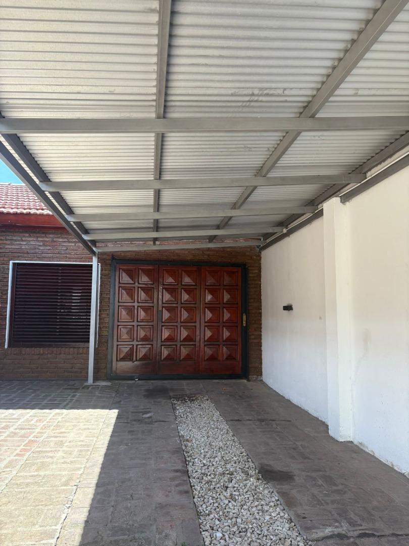 Casa en Venta con 3 cocheras