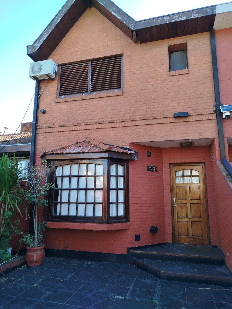 Duplex de muy buenas dimensiones con gran jardín.