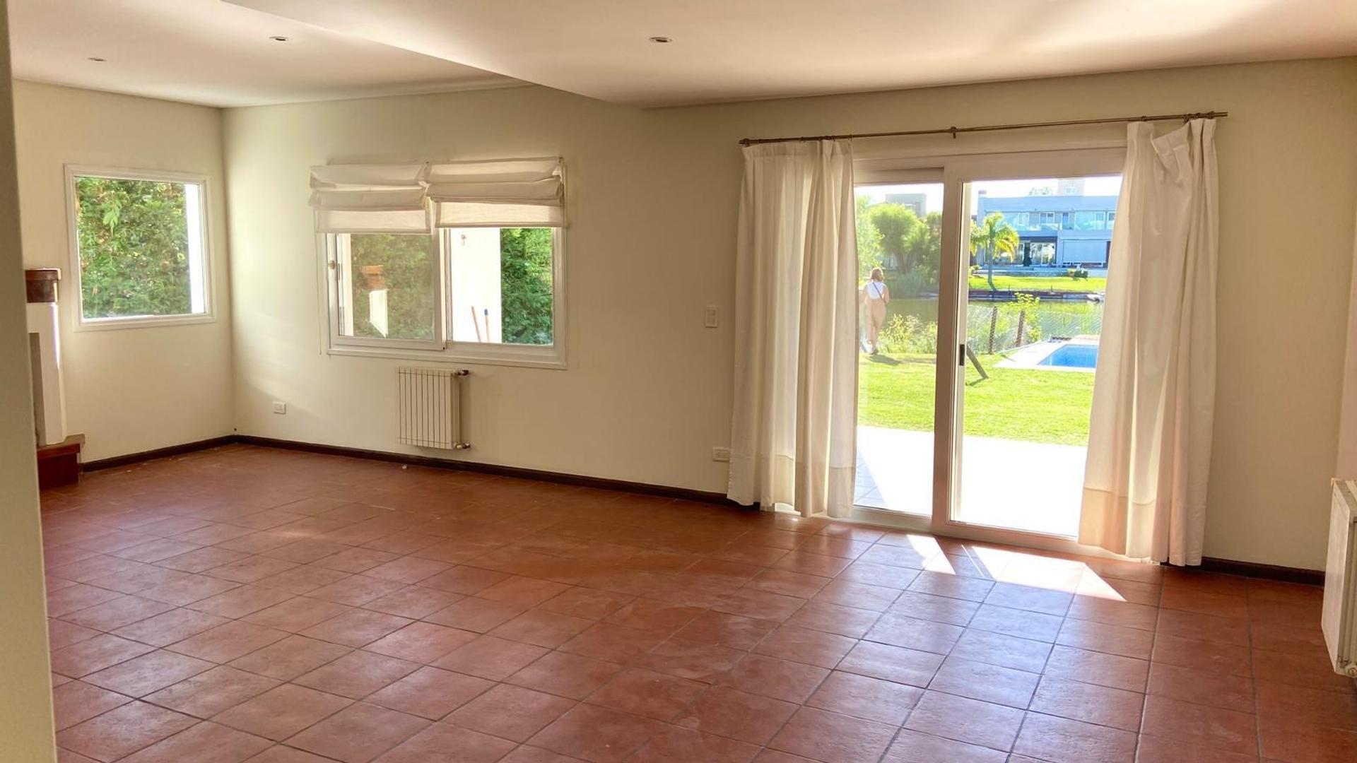 Casa 5 ambientes con 3 baños