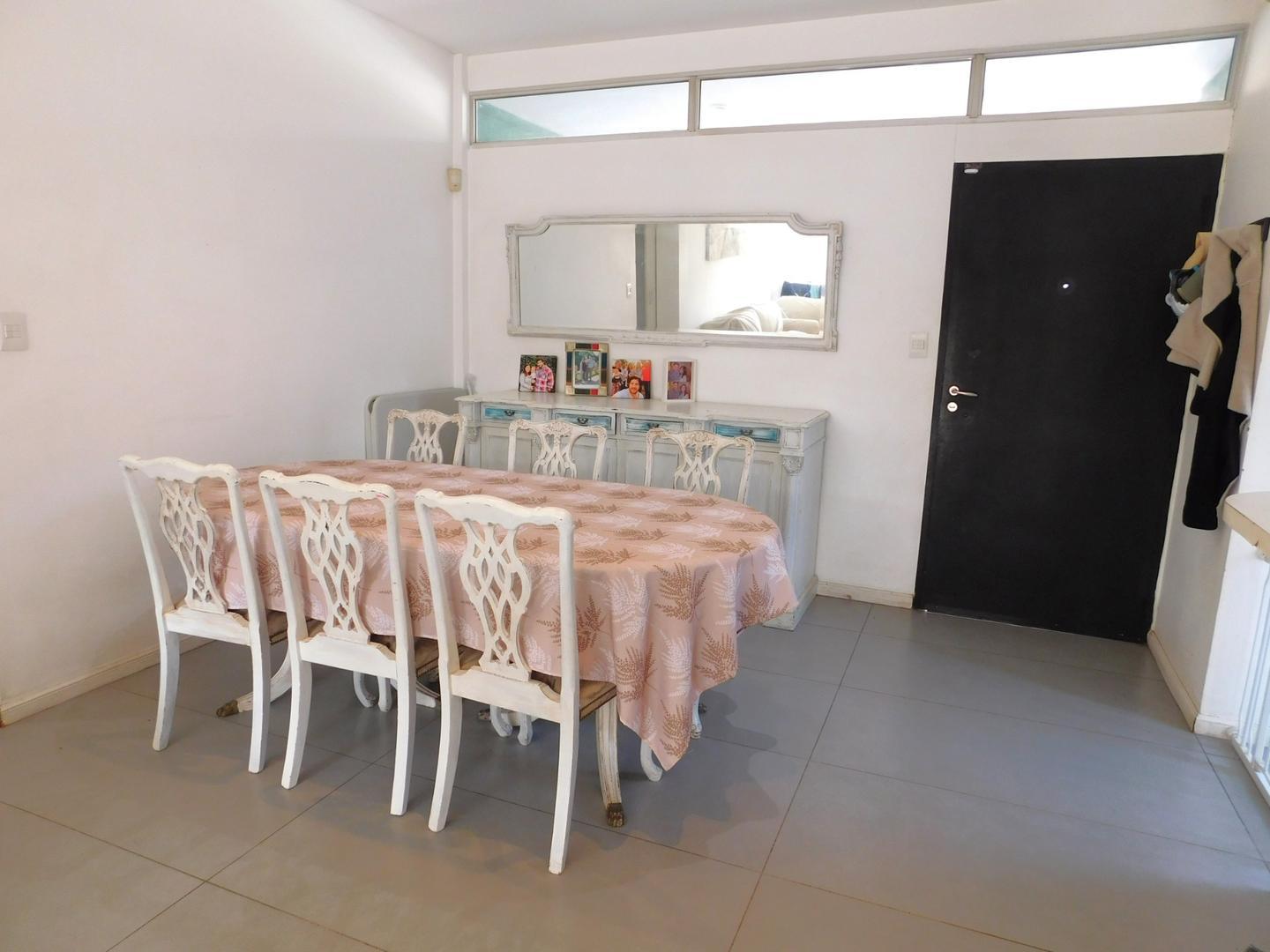 Casa en Alquiler con 2 cocheras