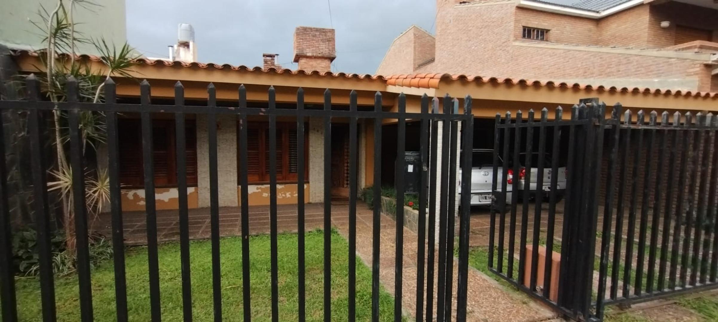 CASA AMPLIA EN GUADALUPE ESTE A PASOS DE LA COSTANERA