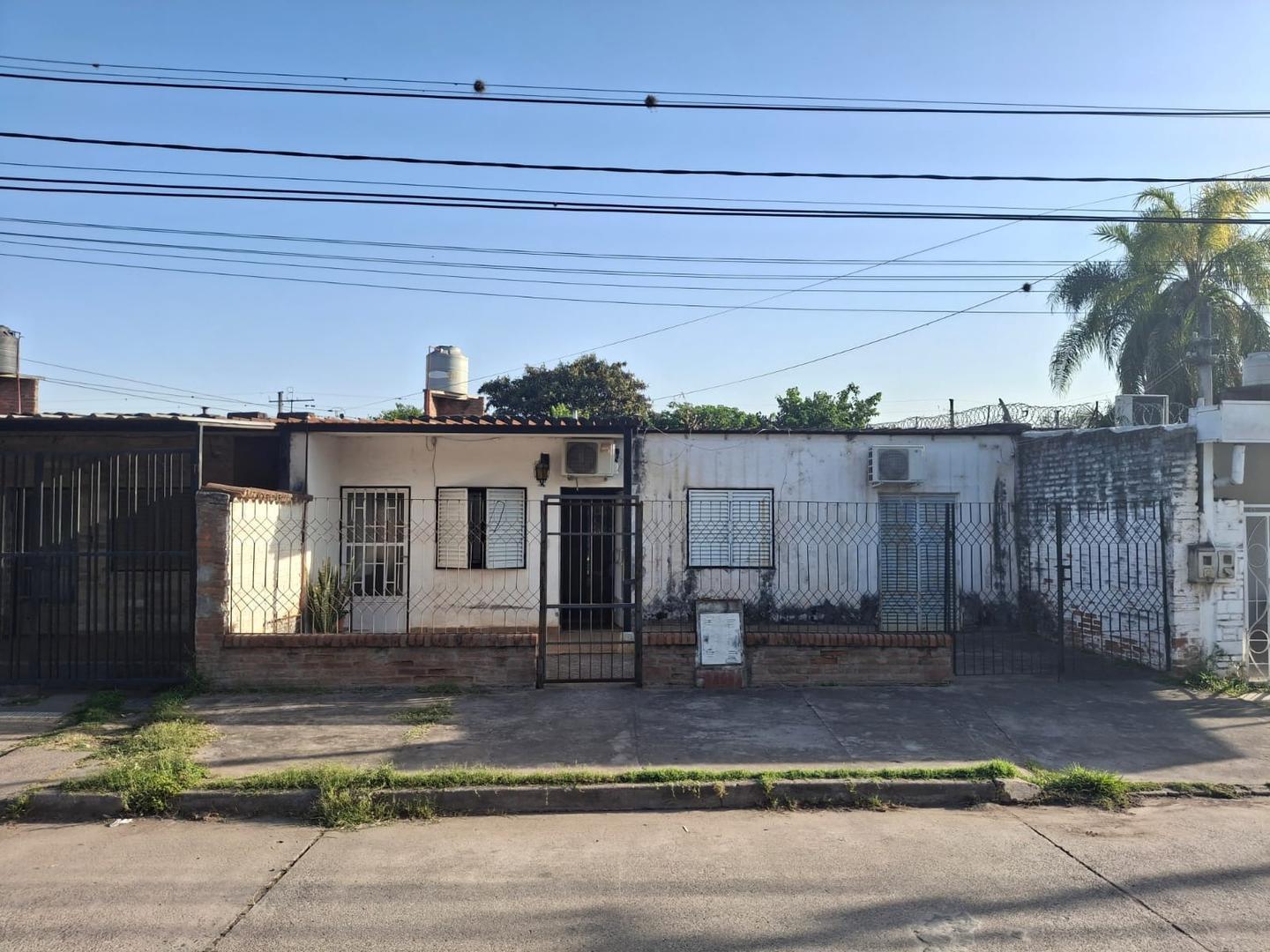 Casa en venta con Amplio Patio Verde. Barrio San Martín.