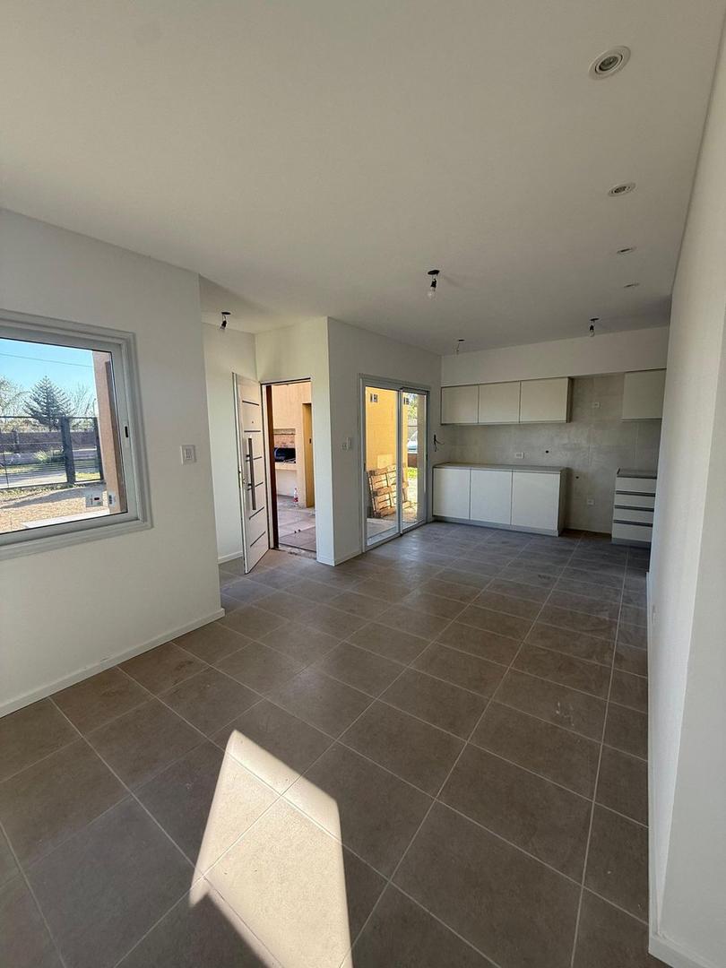 VENTA CASA DUPLEX 2 DORMITORIOS CON PATIO ROLDAN