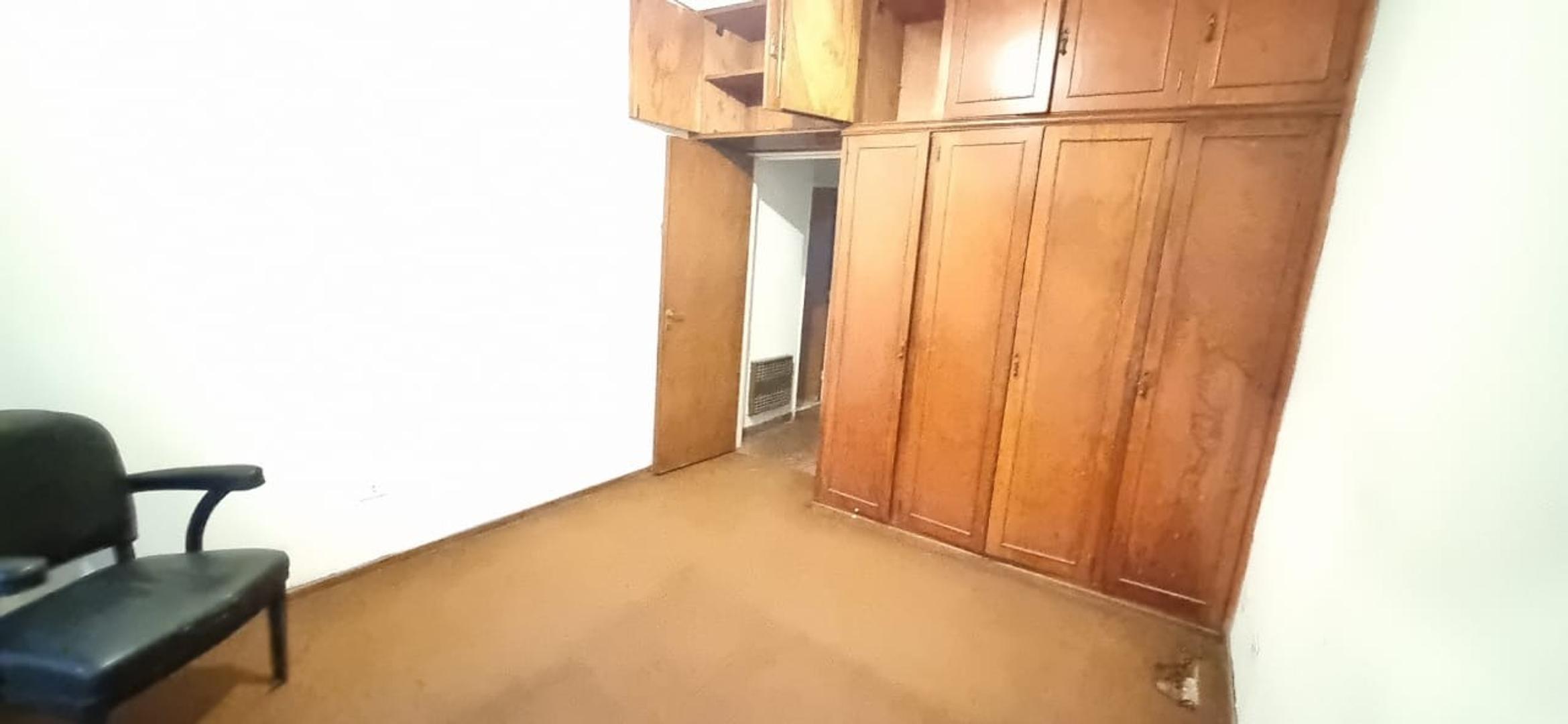 Chalet a Reformar con Garage, Patio y Terraza con Quincho