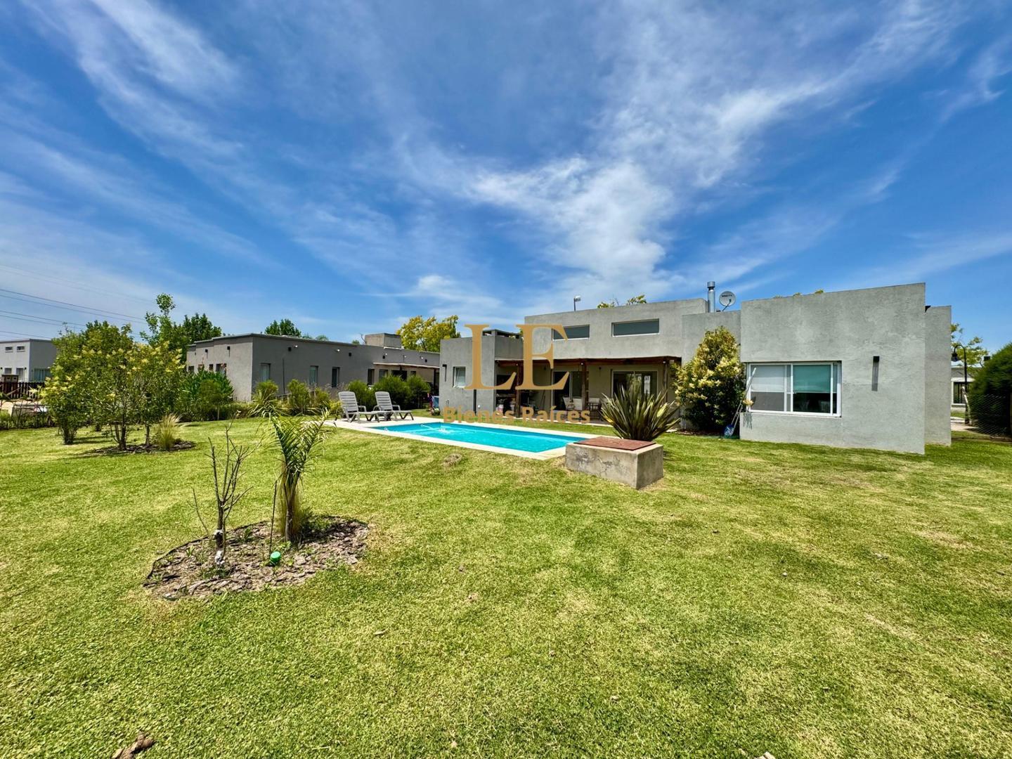 Casa en Venta con 2 cocheras