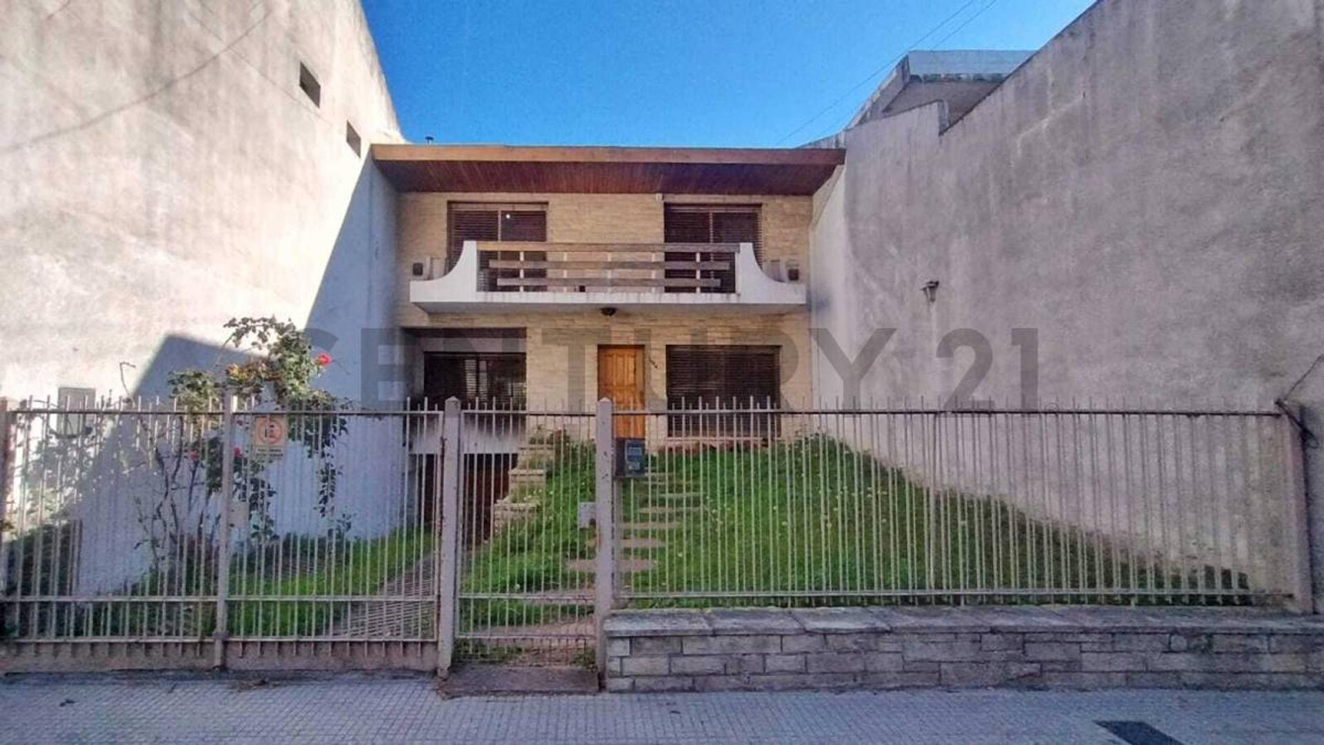 VENDE Amplia Residencia de 4 Ambientes con Gran Jardín en Villa Santa Rita