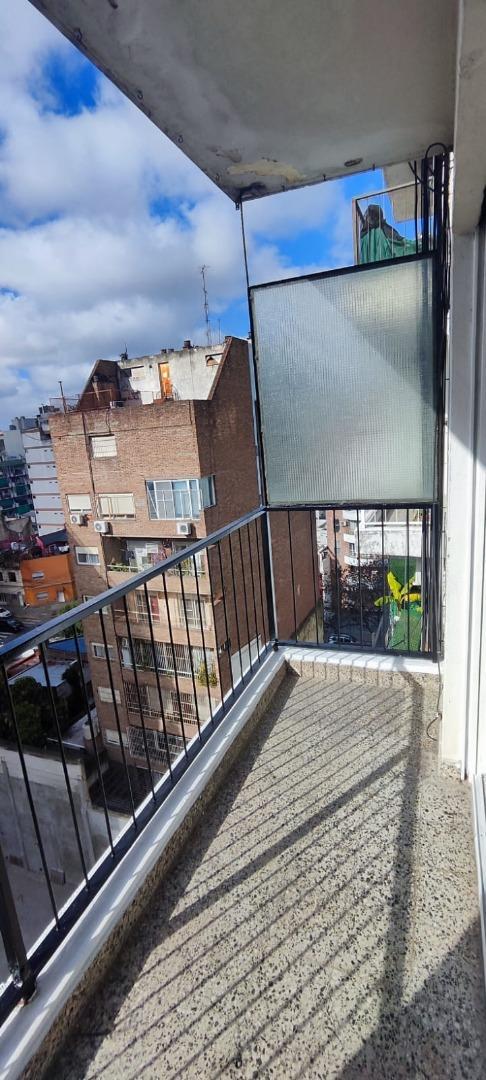 MONOAMBIENTE SUPER LUMINOSO CON BALCON Y COCINA SEPARADA