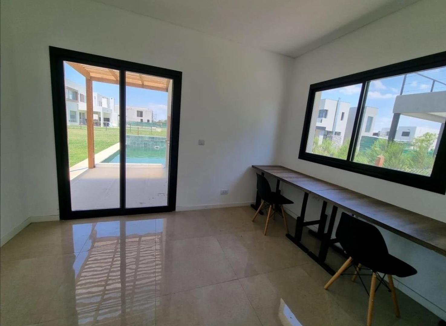 Casa 4 ambientes con 2 baños