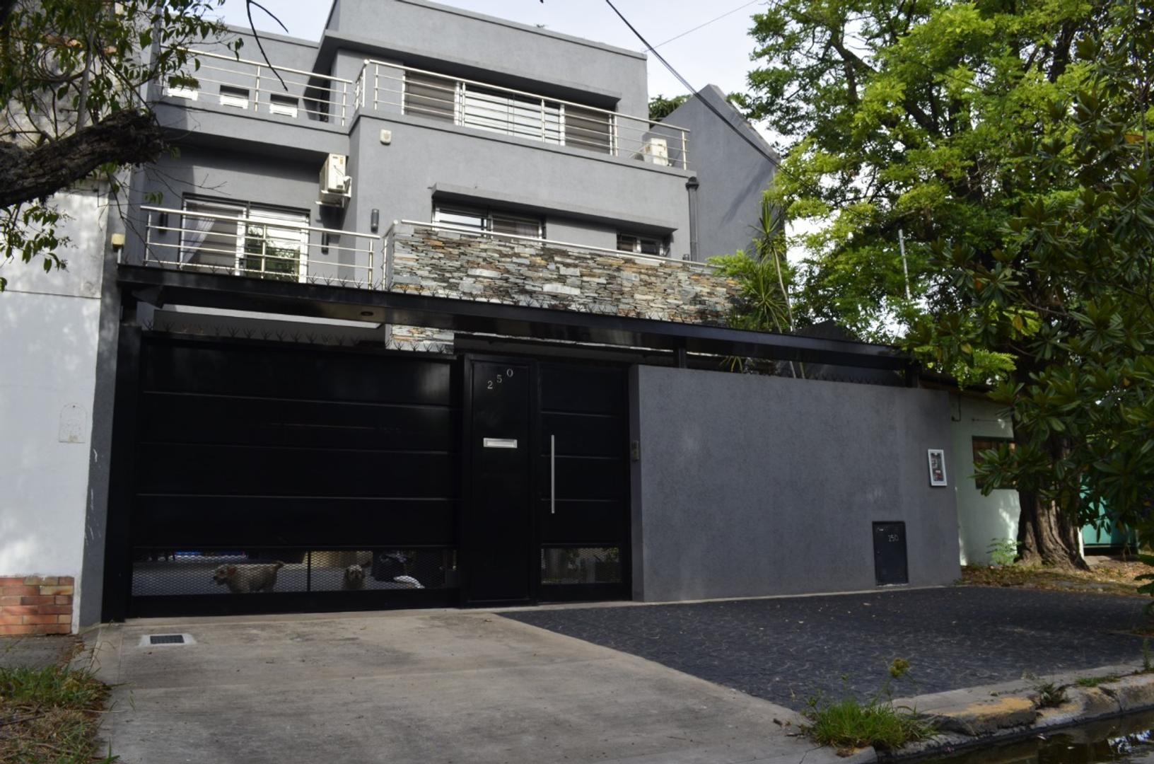 Hermosa casa de categoría 5 amb. Centro de Ituz. Sur