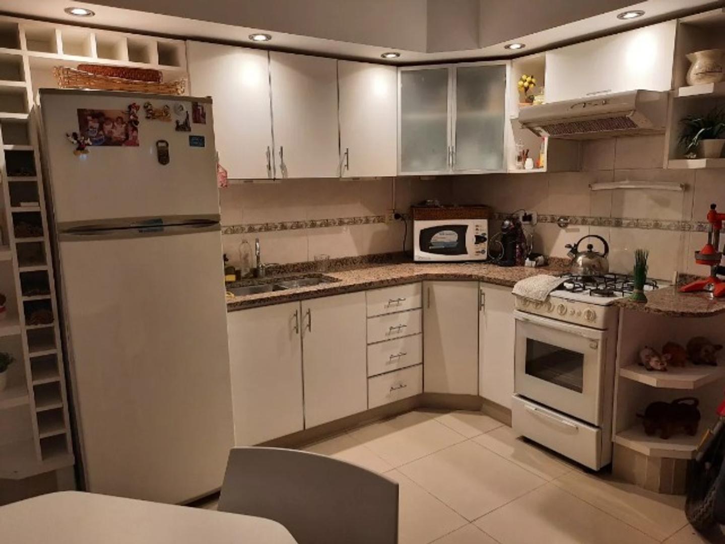 Casa 4 ambientes con 2 baños