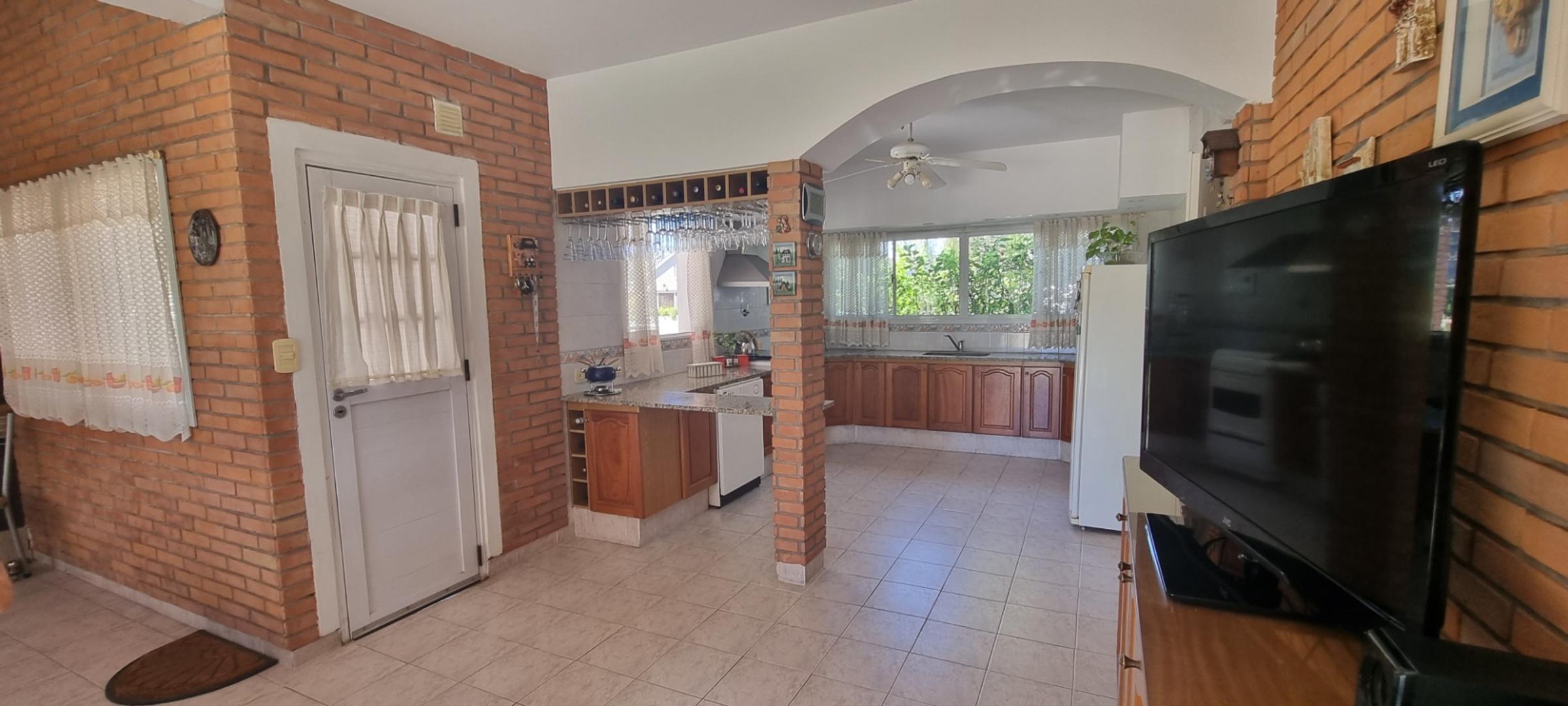 Casa 5 ambientes con 4 baños