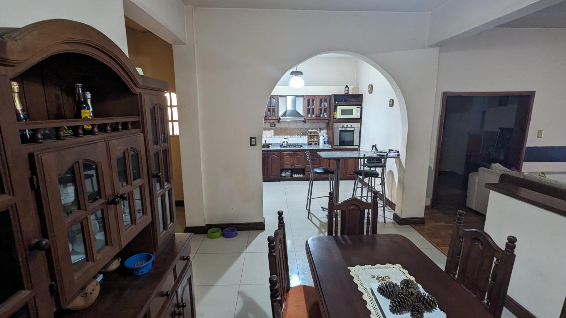 Casa en Venta con 2 cocheras