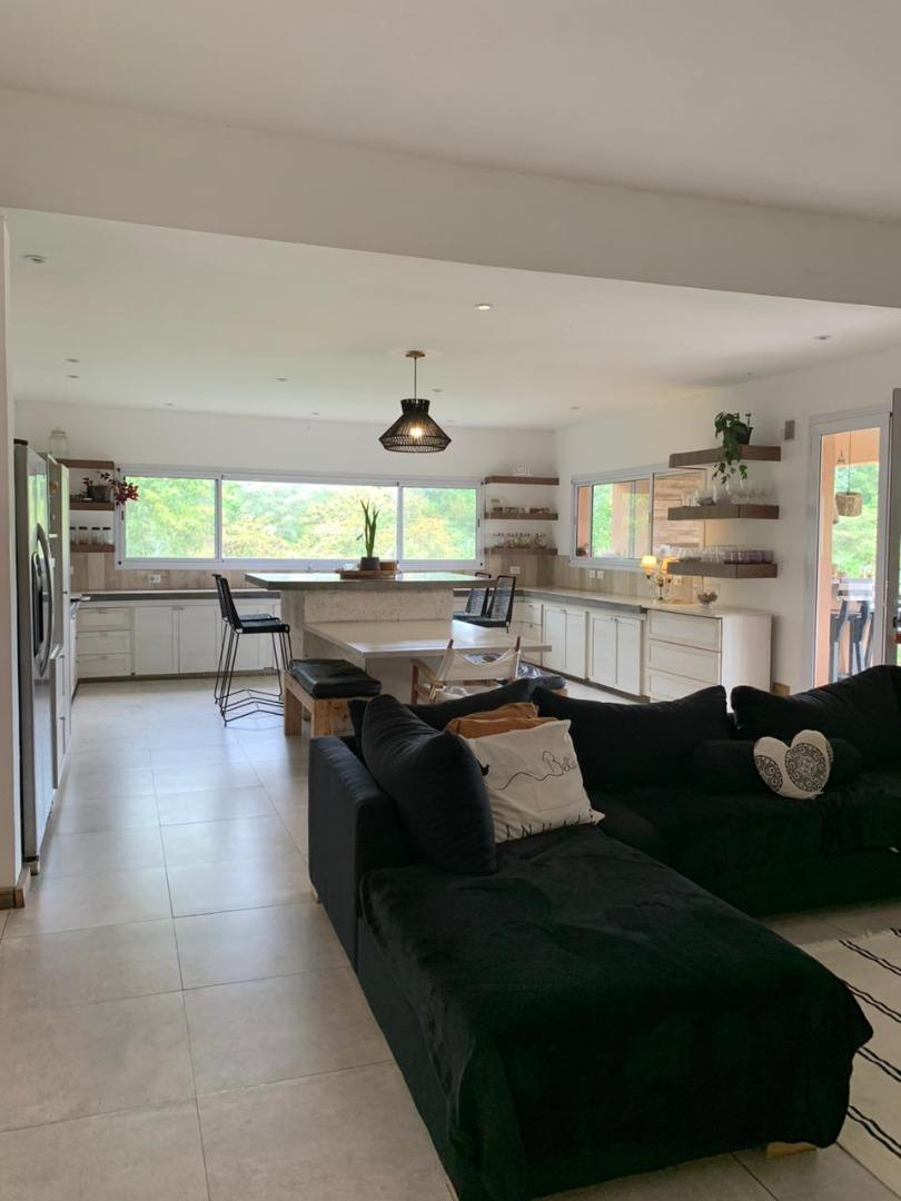 Casa 6 ambientes con 5 baños